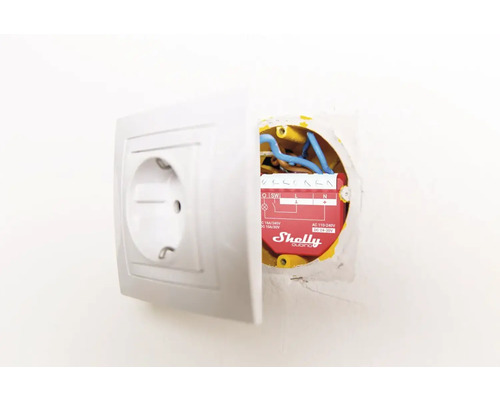 Installation einer Shelly-Smart-Home-Steuerung hinter einer Steckdose