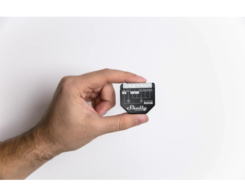 Hand hält Shelly Smart Home Relais