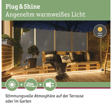 Terrasse mit warmweißer Beleuchtung und Palettenmöbeln