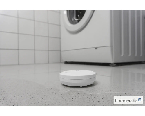 Homematic IP Wassersensor im Badezimmer vor einer Waschmaschine