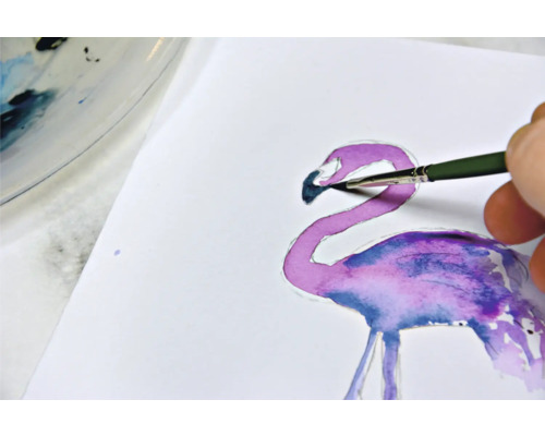 Aquarellmalerei eines Flamingos mit Pinsel auf Papier
