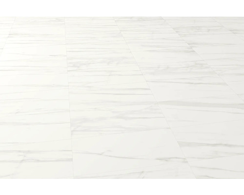 Weißer Vinylboden mit Marmoroptik.