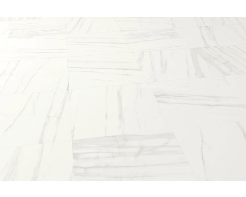 Verlegung von Bodenfliesen mit Marmoroptik.