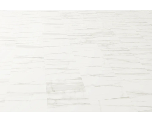 Verlegte Vinylbodenfliesen mit Marmordekor