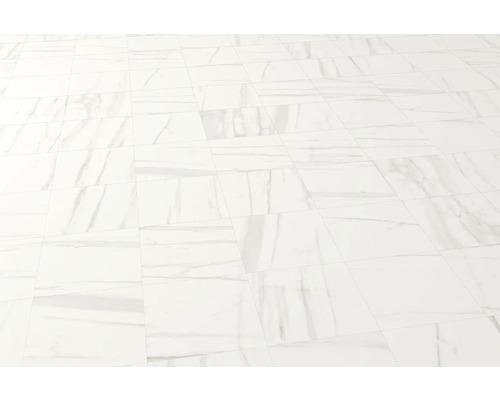 Verlegter Boden mit Fliesen in Marmoroptik.