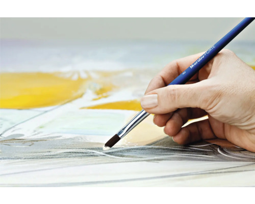 Hand malt mit einem Pinsel der Marke Marabu ein Bild auf Leinwand