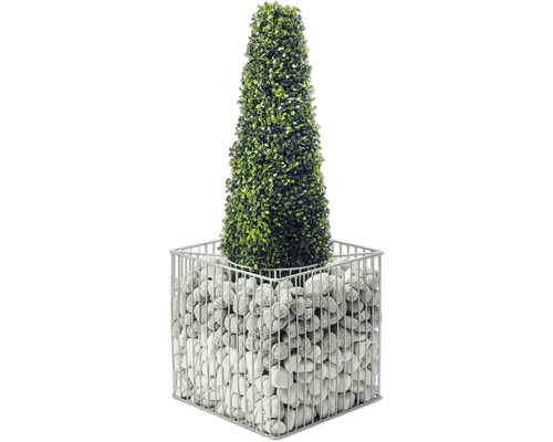 Im Bild ist ein künstlicher Buchsbaum in einem Gabionen-Pflanzgefäß mit Steinen zu sehen.