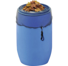 Regentonne mit Laubschutznetz und Blättern