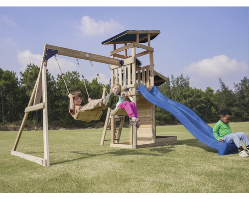 Kinderspielplatz mit Schaukel und Rutsche im Garten