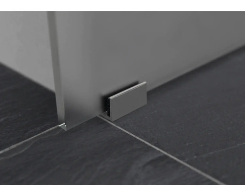 Detail einer Duschkabine mit Metallprofil und Bodenbefestigung