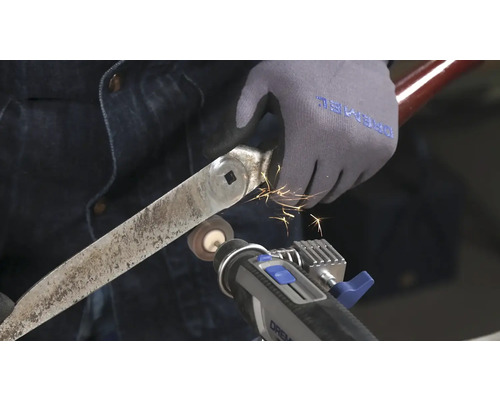 Ein Dremel Werkzeug schleift eine Metallscheibe, Funken sprühen.