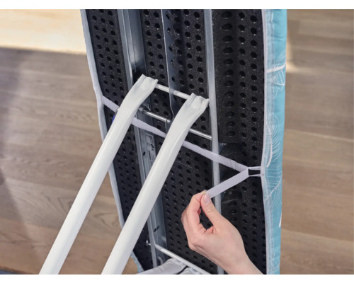 Detailansicht eines Bügeltisches mit Untergestell und Spannband