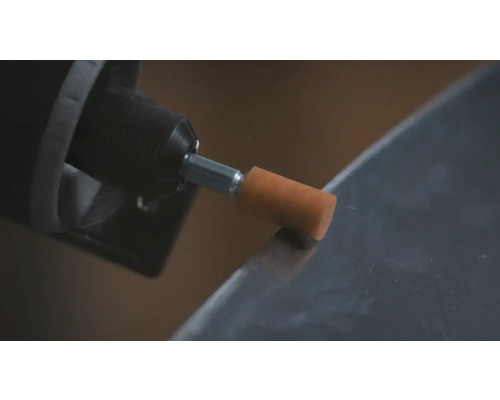 Rotationswerkzeug mit Polieraufsatz beim Bearbeiten einer Oberfläche