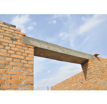 Ziegelmauer mit Betonsturz im Bau