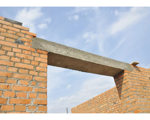 Mauerwerk im Bau mit Betonsturz über einer Öffnung.