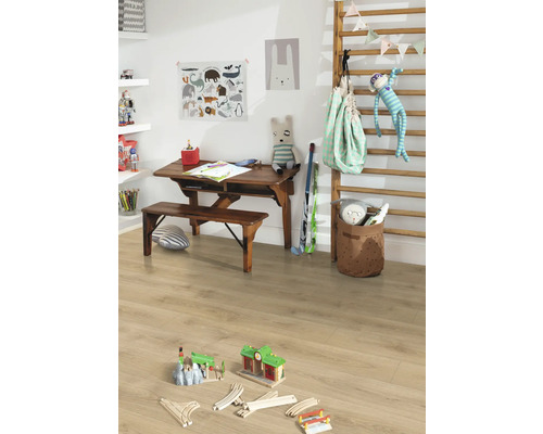 Kinderzimmer mit Holzboden, Schreibtisch und Spielzeug