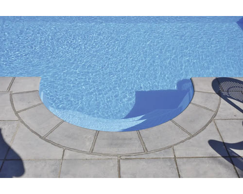 Schwimmbad mit Steintreppe und Fliesen