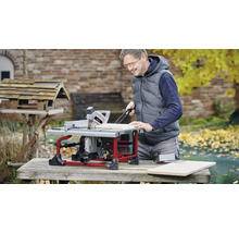 Mann arbeitet im Freien mit einer Tischkreissäge zum Holzzuschnitt