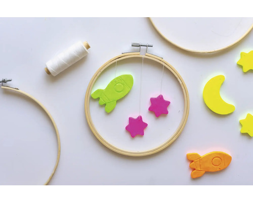 Dekorativer Stickrahmen mit Raketen und Sternen für Kinderzimmer
