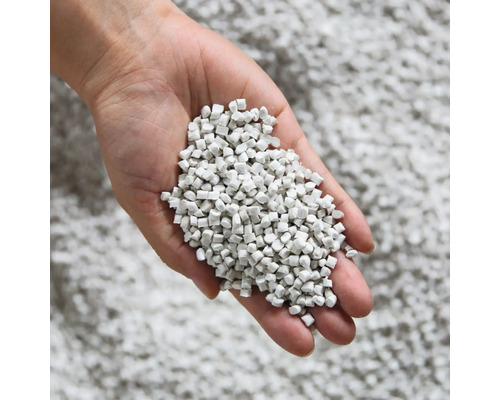 Hand hält Katzenstreu aus mineralischem Material