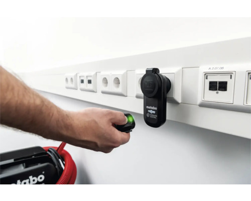 Metabo Cordless Control Funksteckdose in Steckdose mit Hand und Fernbedienung