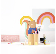 Basteltisch mit Stifthalter, Schere, Stiften und Regenbogen-Dekoration