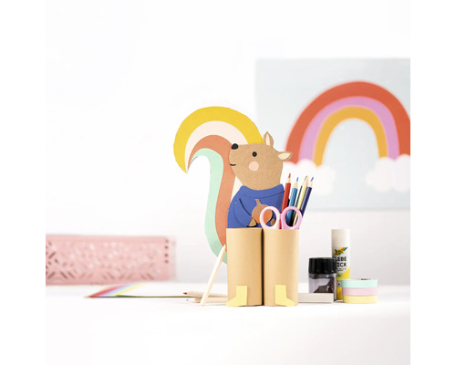 Basteltisch mit Stifthalter, Schere, Stiften und Regenbogen-Dekoration