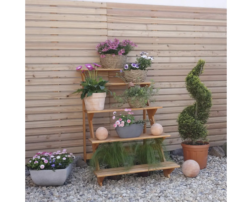 Holz Pflanzenregal mit Blumen und Dekoration im Garten