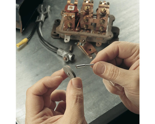 Hände montieren elektrische Komponenten