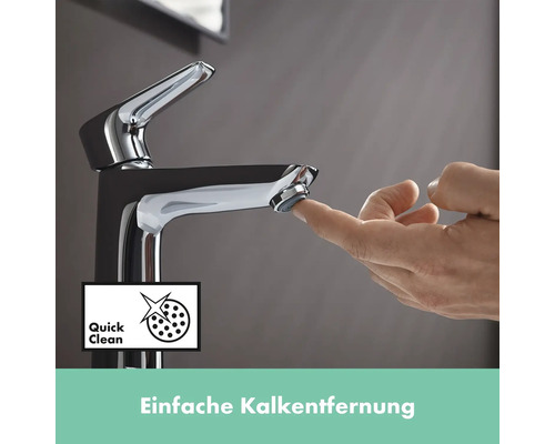 Nahaufnahme einer Armatur mit einem Finger, der die Quick Clean Funktion demonstriert. Einfache Kalkentfernung.