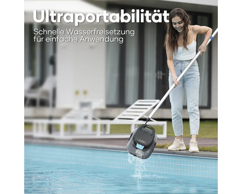 Frau benutzt einen Poolroboter zur Reinigung des Pools.