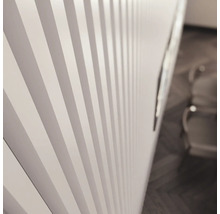 Wandverkleidung mit vertikalen Streifen im Innenraum