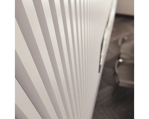 Wandverkleidung mit vertikalen Streifen im Innenraum