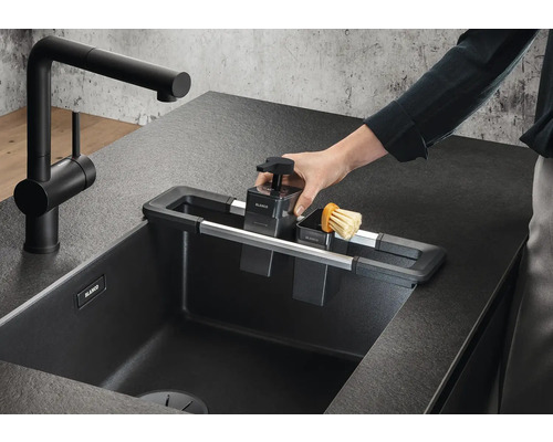 Küchenspüle mit Spülmittelspender, Abtropfgestell und Wasserhahn