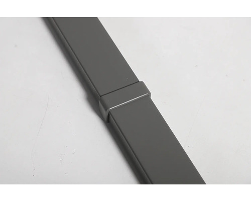 Graues Metallprofil mit Verbinder für den Innenausbau