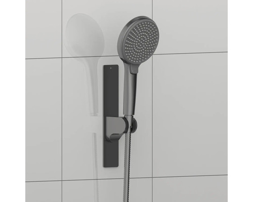 Handbrause mit Halterung an der Wand