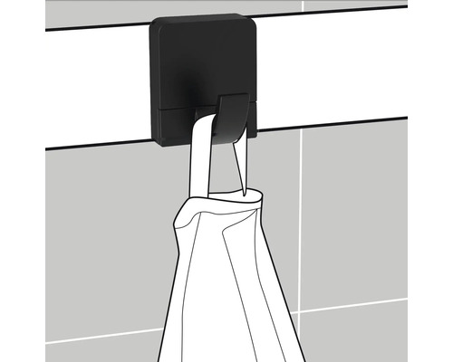 Handtuchhalter mit Handtuch an Fliesenwand