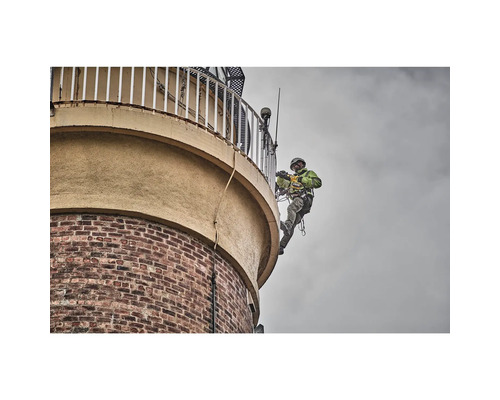 Ein Mann seilt sich von einem Turm ab