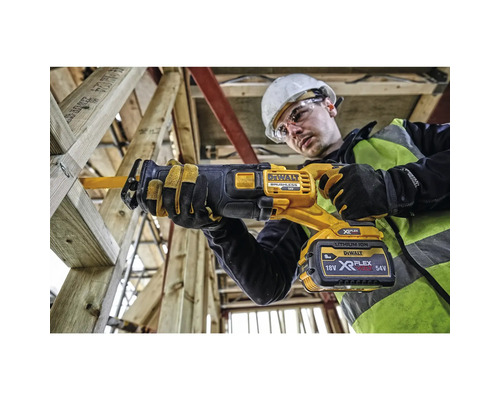 Handwerker mit Akku-Säbelsäge bei der Arbeit an einem Holzbau