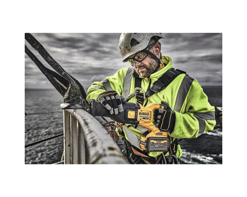 Ein Bauarbeiter benutzt eine DeWalt Säbelsäge für Metallarbeiten in großer Höhe.