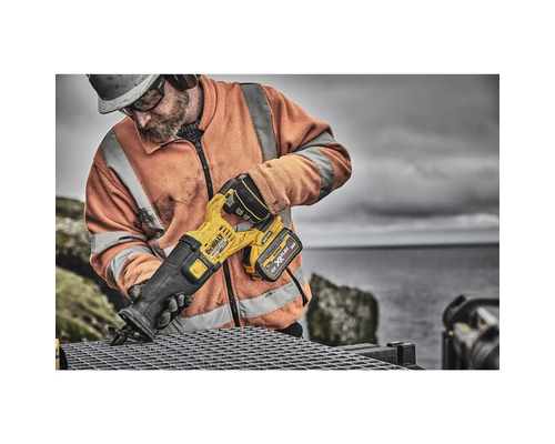 Ein Mann benutzt eine Akku-Säbelsäge von DeWalt zum Schneiden von Metall.