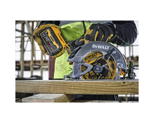 Akkukreissäge von Dewalt im Einsatz beim Sägen eines Holzbretts.