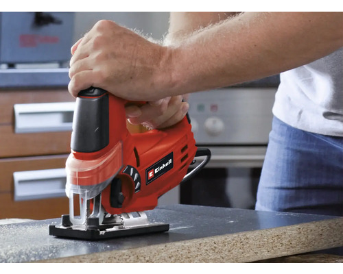 Eine Person benutzt eine Einhell Stichsäge zum Schneiden eines Werkstücks