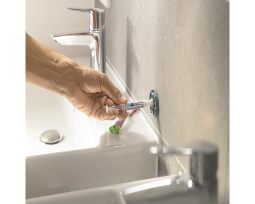 Anwendung von Reparaturspachtel in einem Badezimmer