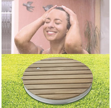 Frau unter der Dusche und Duschpodest aus Holz