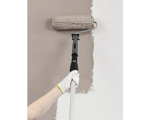 Wand streichen mit Farbroller und Teleskopstiel