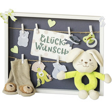 Dekorativer Bilderrahmen zur Geburt mit Socken, Stofftier und Glückwunschkarte
