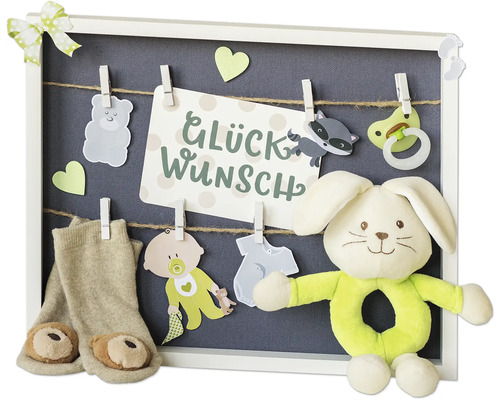 Dekorativer Bilderrahmen zur Geburt mit Socken, Stofftier und Glückwunschkarte