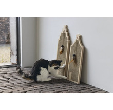 Katze spielt mit zwei Kratzbrettern in Hausform mit Federn an einer Schnur