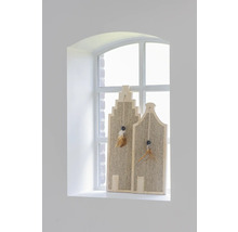 Dekorative Häuser aus Holz mit Anhängern am Fenster
